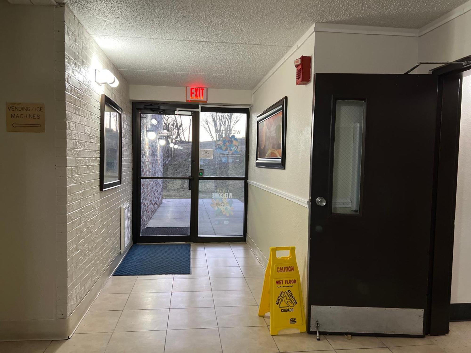 Travelodge By Wyndham Wytheville Exterior photo
